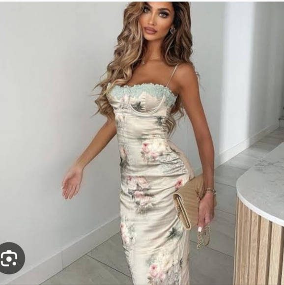 House of CB Dresses & Skirts - Nwot venus vintage floral midi dress with lace trim